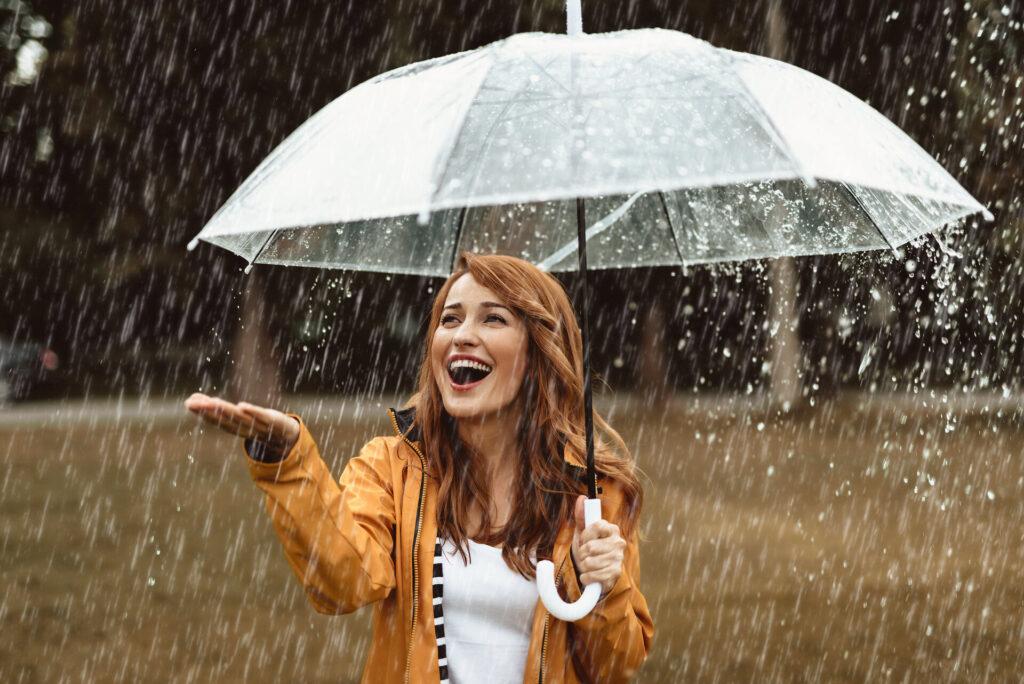 Hübsche Frau freut sich über regnerisches Wetter