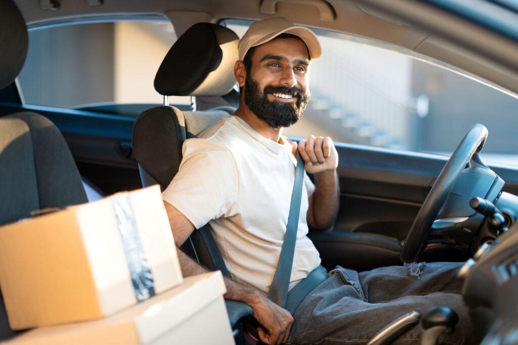 Mann in einem Auto glücklich