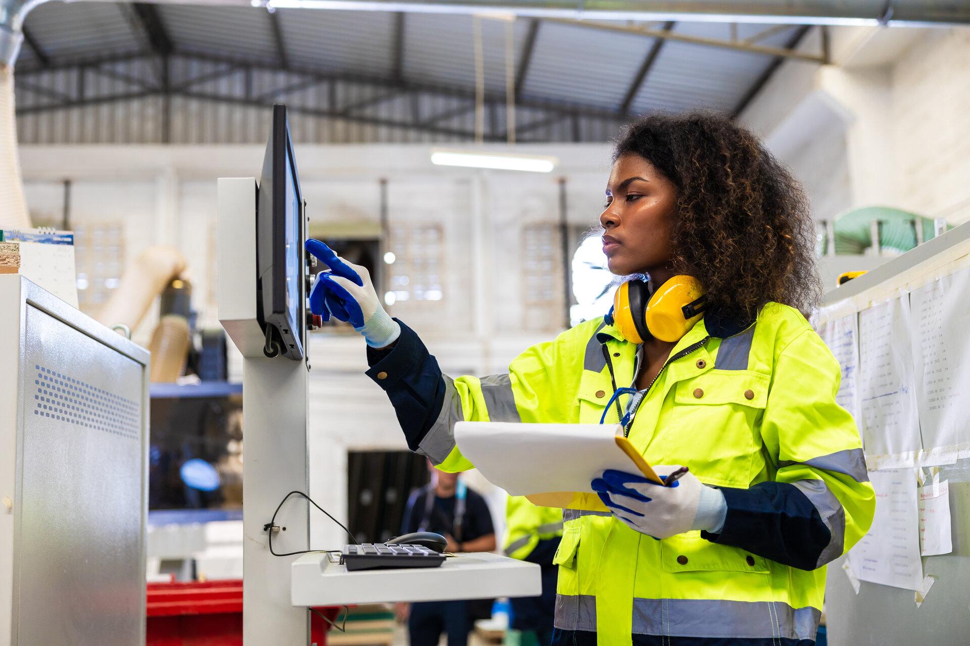 Personal Frau Arbeiter Arbeit bedienen Schneidemaschine. Drehbank CNC-Ingenieur. moderne Fabrik arbeiten Frau. intelligente Frauen Arbeiter Industrie Arbeitsplatz