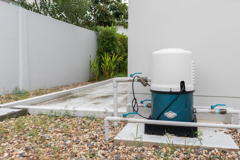 automatische Wasserpumpstation außerhalb des Hauses