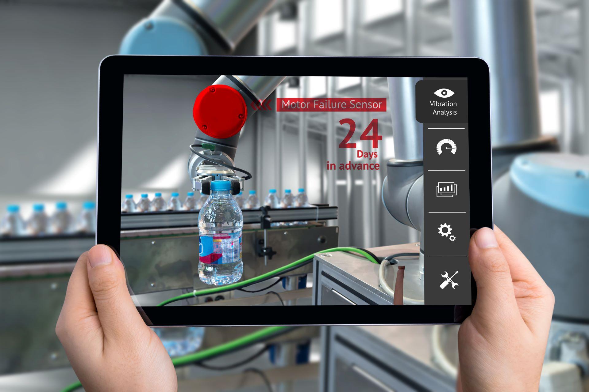 Ingenieurhand mit Tablet, Automatisierungsroboterarm Maschine in intelligenter Fabrik mit Tablet Echtzeit-Vibrationsanalyse, Überwachungssystem, Anwendung für die Überprüfung Motorausfall. Industrie 4.0 Sensor Konzept.
