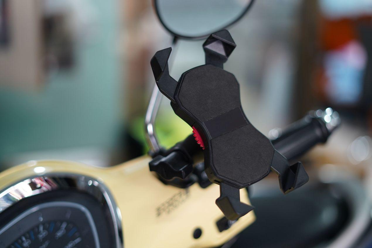 Handyhalterung als Yamaha MT-09 Zubehoer am Motorradlenker – praktischer Helfer fuer Navigation und Alltag