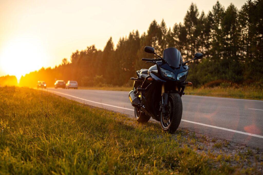 Motorrad auf Landstrasse bei Sonnenuntergang – Symbolbild fuer Individualisierung mit Yamaha MT-09 Zubehoer