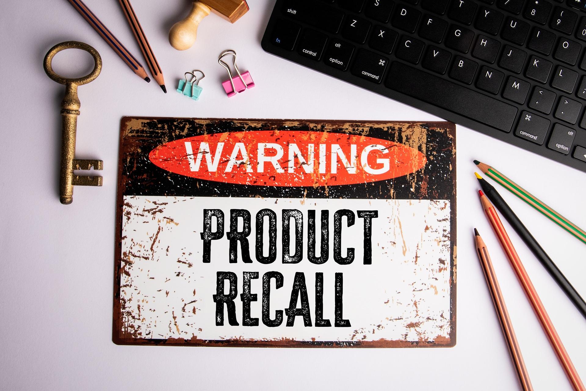 Hinweisschild Product Recall auf Schreibtisch | Anwalt für Produkthaftung